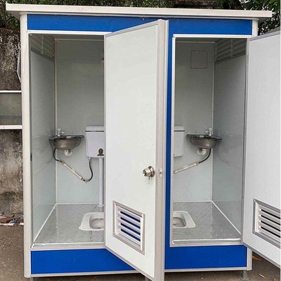 전기와 배관 및 단열과 함께 미리 제조 된 야외 모바일 멀티 플레이어 화장실